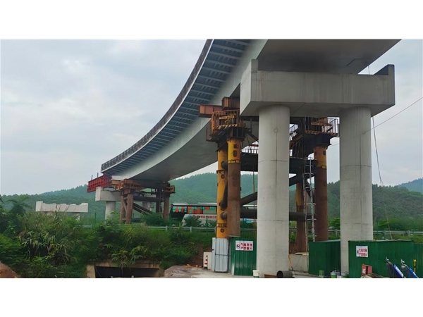 梧州-玉林-欽州公路蒼梧至容縣3標鋼箱梁制作安裝